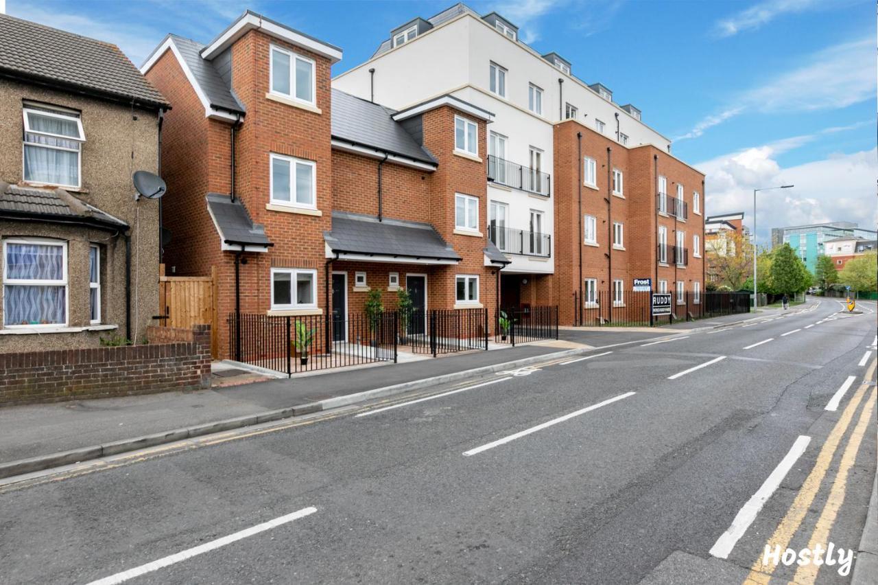 Turtle And Rabbit - Comfortable And Spacious Houses Slough Exterior photo